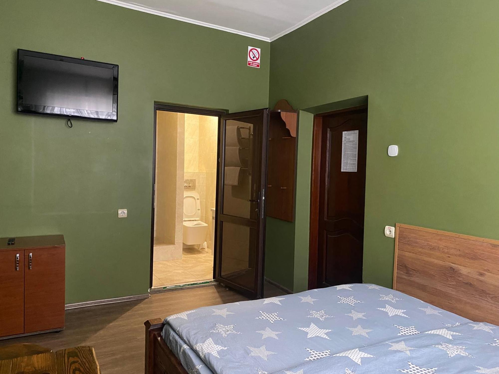 Mini-Hotel Neptun Ρίβνε Εξωτερικό φωτογραφία