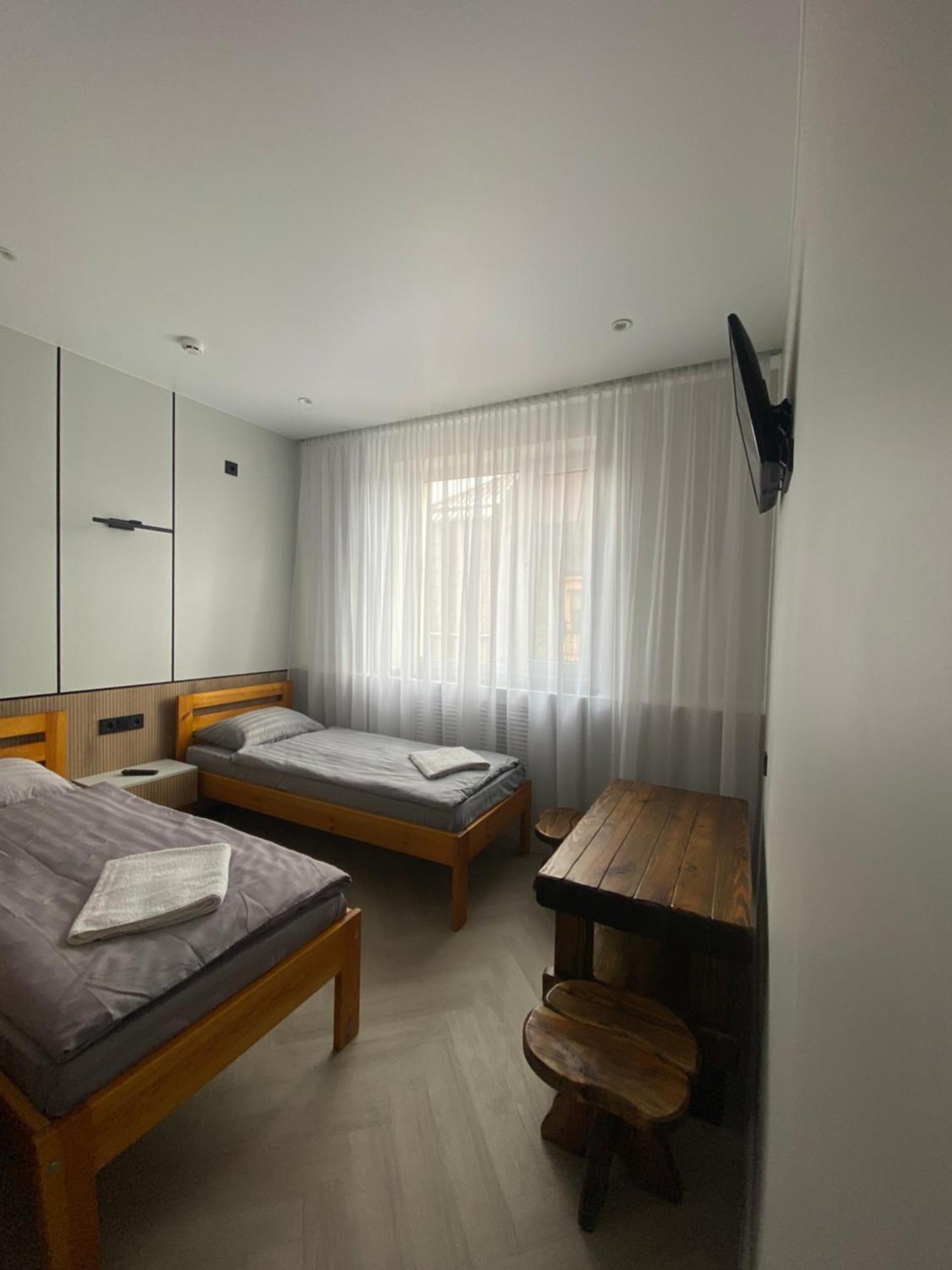 Mini-Hotel Neptun Ρίβνε Εξωτερικό φωτογραφία