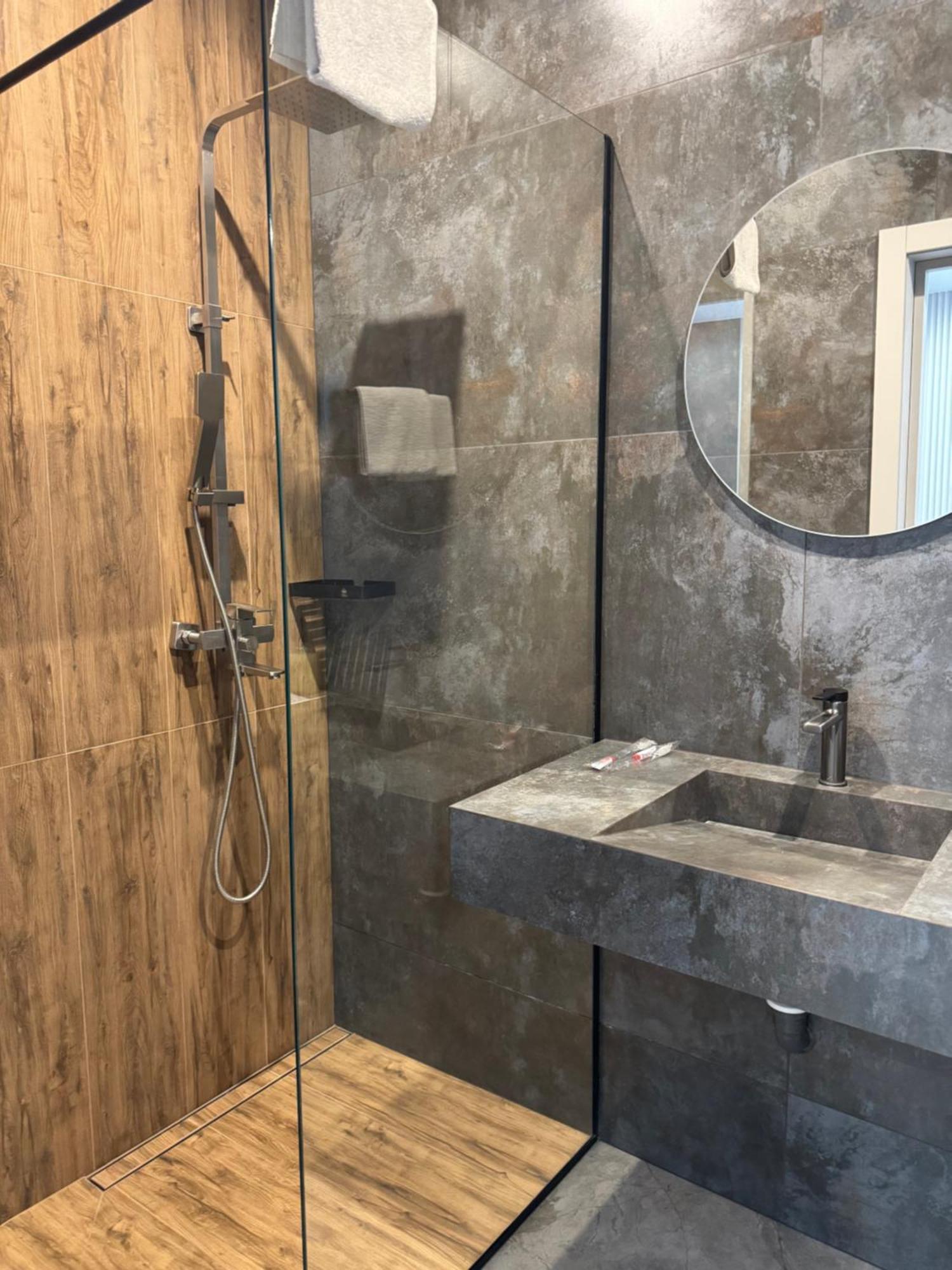 Mini-Hotel Neptun Ρίβνε Εξωτερικό φωτογραφία